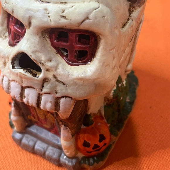 White and Red Skull Decor - Picture 4 of 14